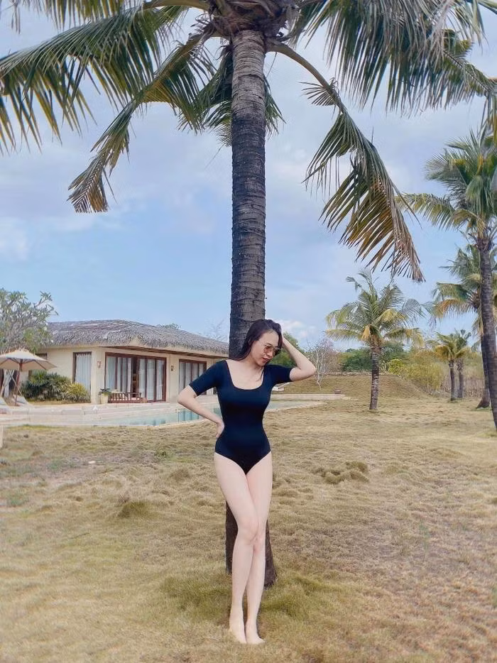 Lần duy nhất cô diện bikini là vào tháng 3 năm nay trong chuyến nghỉ dưỡng Phú Quốc, sau khoảng 7 tháng sinh con. Song khi ấy cô chỉ dám chụp khá xa khoe vòng eo con kiến chứ chưa dám "trưng trổ" quá nhiều.