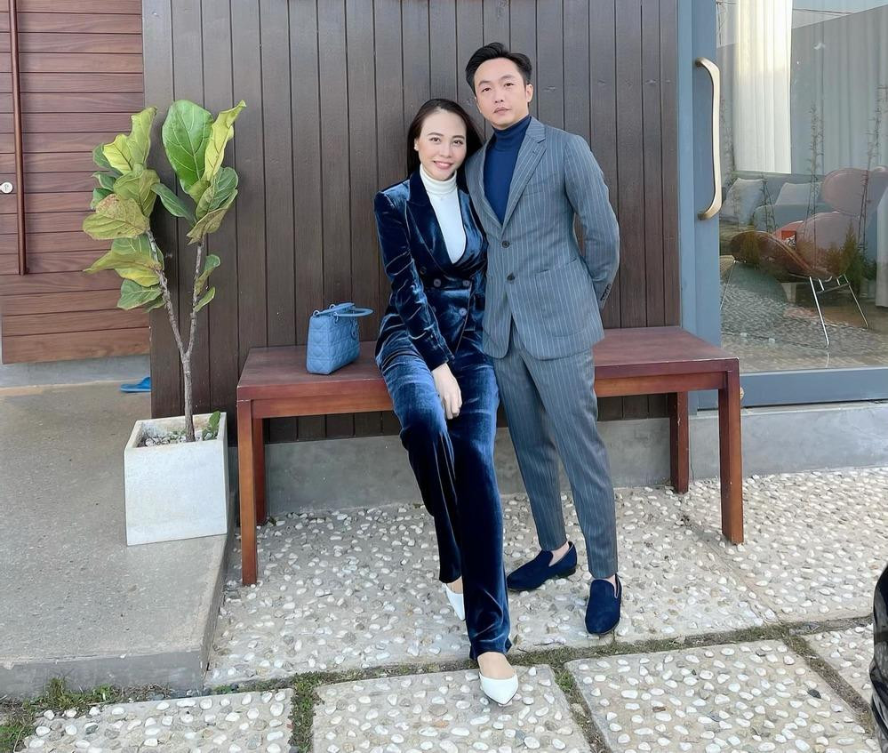 ##ss###style="text-decoration: underline;">Bà xã Cường Đô la mỗi lần xuất hiện bên chồng thay vì chọn cho mình những bộ cánh sexy thì lại chọn phong cách kín đáo, lịch sự. Dù không quá nổi bật nhưng cách kết hợp tinh tế, khéo thêm item hàng hiệu cũng đủ giúp người đẹp thăng hạng trong mắt bạn đời.