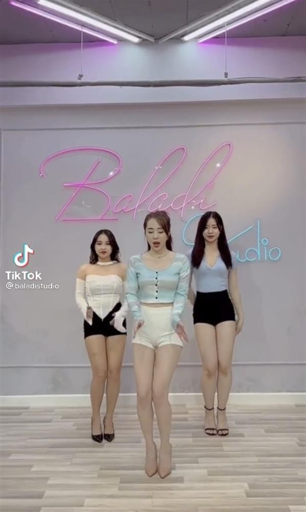 Như mới đây, đoạn clip khoe vũ đạo điêu luyện được người đẹp đăng lên TikTok đã bị trừ nhẹ vài điểm tinh tế vì lỗi trang phục kém duyên. Bên cạnh body rực lửa thì đồ nhảy của nữ diễn viên Về Nhà Đi Con đã làm dân tình "nhức mắt" không ít.