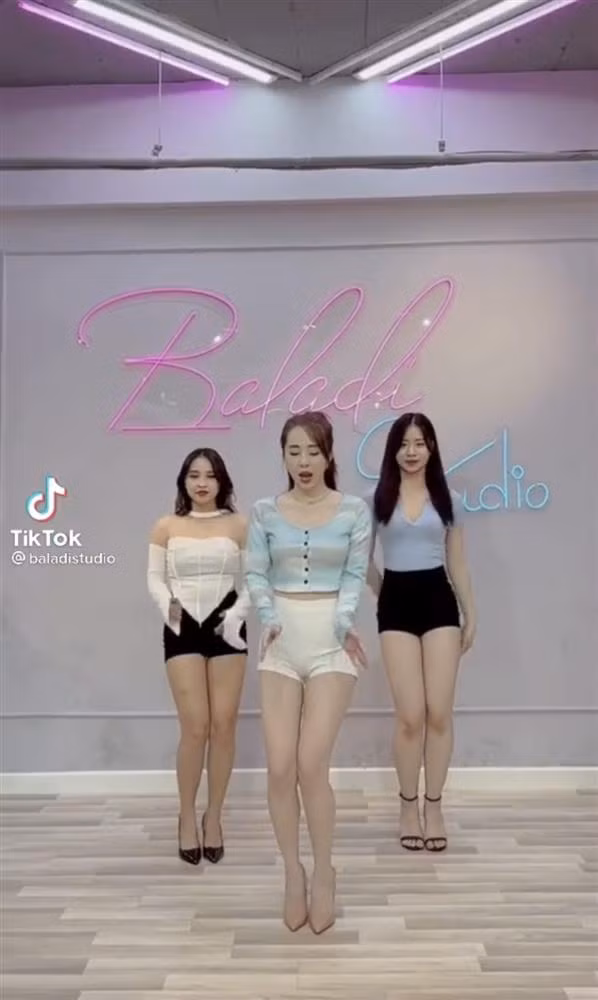 Như mới đây, đoạn clip khoe vũ đạo điêu luyện được người đẹp đăng lên TikTok đã bị trừ nhẹ vài điểm tinh tế vì lỗi trang phục kém duyên. Bên cạnh body rực lửa thì đồ nhảy của nữ diễn viên Về Nhà Đi Con đã làm dân tình "nhức mắt" không ít.