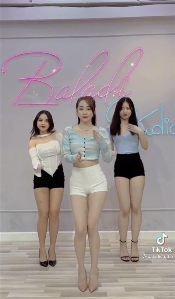 Diện áo croptop và quần short ngắn, Quỳnh Nga khoe trọn đường cong body cùng đôi chân dài miên man. Song chính vì chọn quần màu trắng lại khá mỏng và bó chẽn, đập vào mắt dân tình không chỉ là hình thể đẹp như tạc mà còn là vùng nhạy cảm lộ rõ.