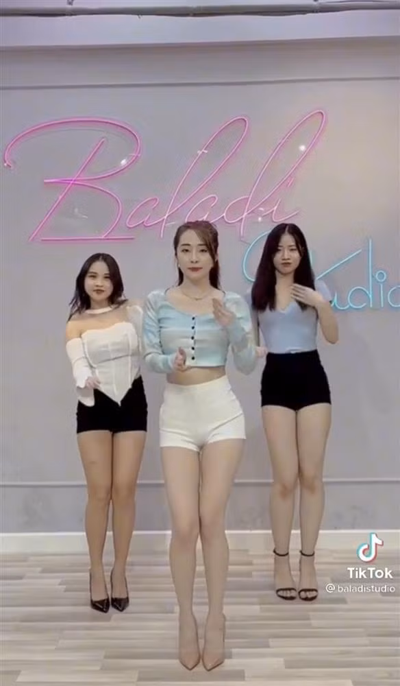 Diện áo croptop và quần short ngắn, Quỳnh Nga khoe trọn đường cong body cùng đôi chân dài miên man. Song chính vì chọn quần màu trắng lại khá mỏng và bó chẽn, đập vào mắt dân tình không chỉ là hình thể đẹp như tạc mà còn là vùng nhạy cảm lộ rõ.