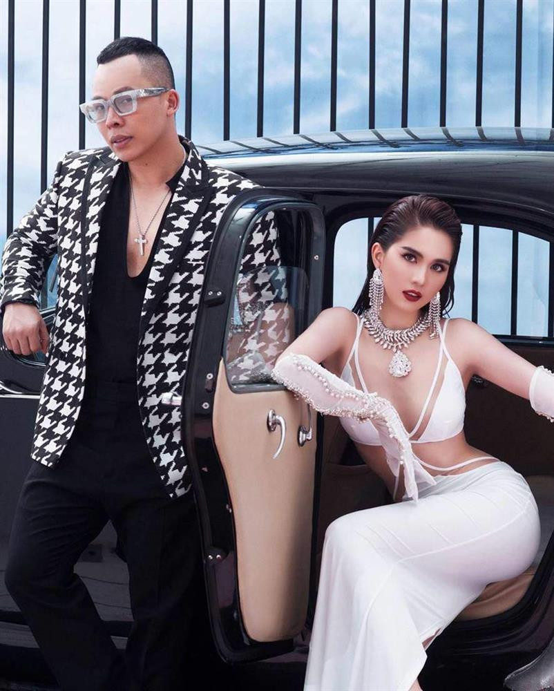 Ngọc Trinh diện bộ xiêm y này thực hiện bộ hình cùng ông bầu Vũ Khắc Tiệp.