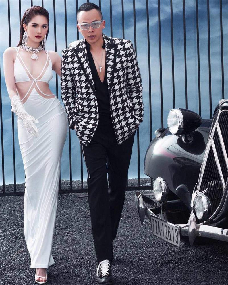 Tuy nhiên, visual của mẫu nội y đã kéo lại toàn bộ khung hình. Người đẹp sang chảnh với kiểu tóc vuốt ngược ra sau cùng son môi tông đỏ.