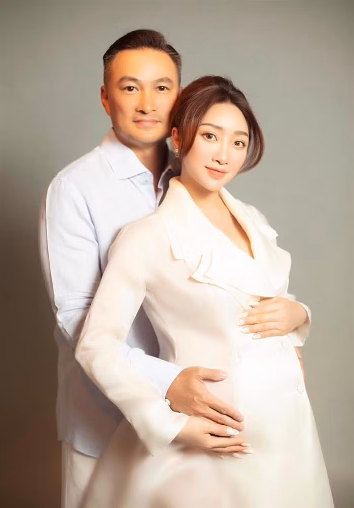 Sau 4 tháng kết hôn, diễn viên Chi Bảo đón nhận tin vui bà xã kém 16 tuổi đã mang thai. Được biết đến là nữ doanh nhân giàu có nức tiếng Sài thành, Lý Thuỳ Chang trở thành 1 trong những mẹ bầu được quan tâm nhất. Trên trang cá nhân, vợ Chi Bảo thường xuyên gây chú ý vì nhan sắc rạng ngời. Qua những bộ hình được cô chia sẻ trên MXH, netizen dành tới cô nhiều lời khen ngợi vì bầu "vượt mặt" vẫn giữ được phong độ cực kỳ đỉnh cao.