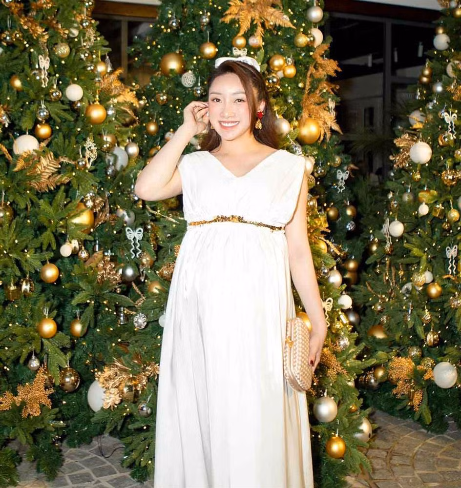 Bù lại, Thùy Chang ghi điểm vì thần thái sang chảnh, tràn đầy năng lượng dù sắp "vỡ chum" đến nơi rồi.