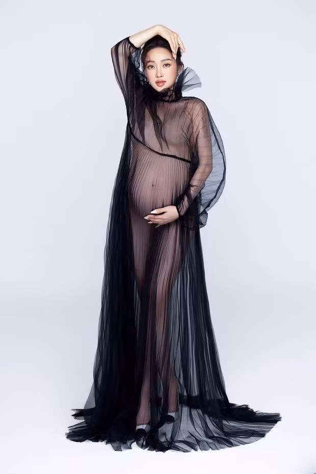 Cô tự tin “cân” đủ mọi loại trang phục khi chụp ảnh bầu, từ nghiêm trang kín đáo cho đến sexy hết nấc trong những bộ váy ren mỏng manh. Và ở bộ ảnh bầu nào, Thùy Chang cũng xinh đẹp không tì vết.