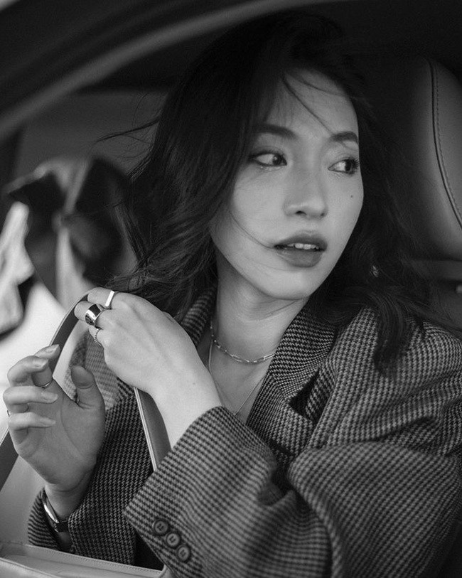 Thêm một ý tưởng cho tủ đồ mùa thu đông đến từ Khánh Vy với những mẫu áo blazer oversized. Một chiếc blazer kẻ caro trang nhã có thể giúp các cô nàng tha hồ biến hóa khi xuống phố với nhiều phong cách khác nhau nhưng vẫn có thể giữ ấm cho cơ thể.