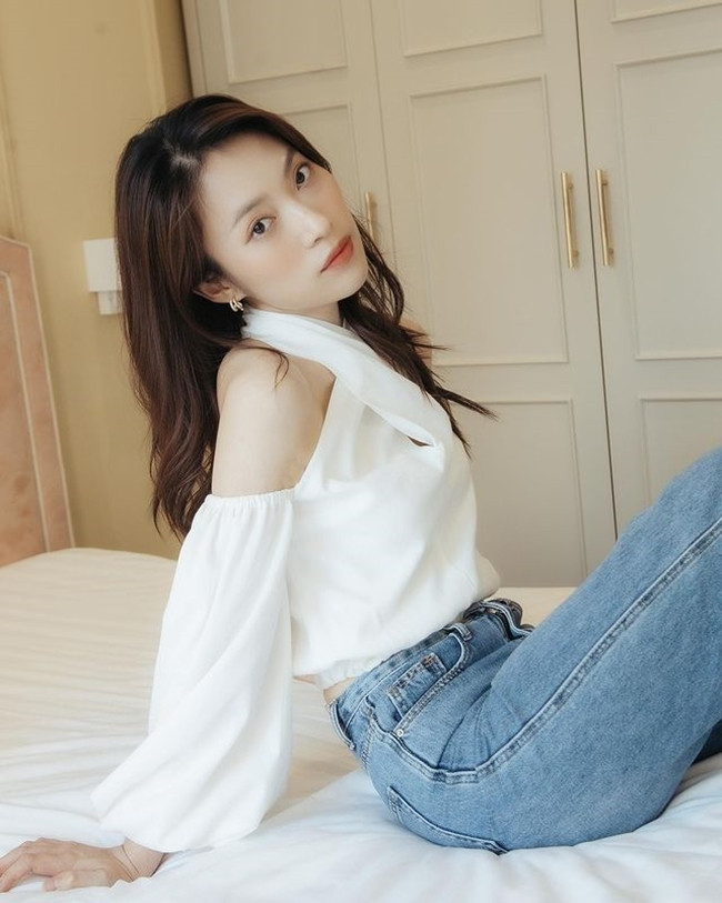 ... đến cổ yếm trễ vai nhẹ nhàng.