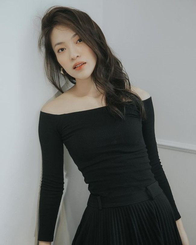 Mặt khác, bộ outfit all-black mang lại cho Khánh Vy vẻ đẹp quyến rũ. Chọn những item với gam màu trung tính và hạn chế những chi tiết rườm rà giúp cho bộ đồ trở nên thanh thoát hơn.