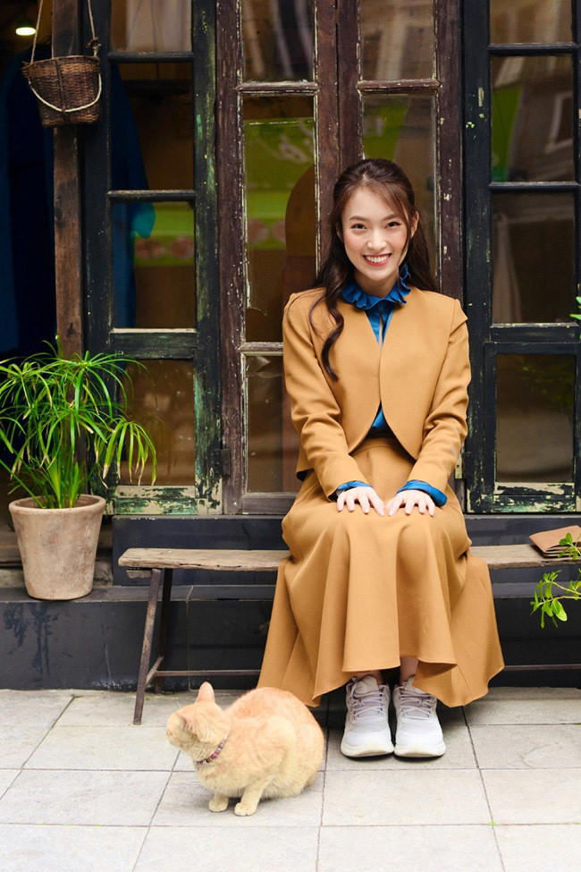 Dù xuất hiện trong bất kỳ khung ảnh nào Khánh Vy cũng tỏa sáng với nụ cười tươi tắn và tràn đầy năng lượng. Khánh Vy biết đến với vai trò là MC và Youtuber. Cô từng là MC cho các chương trình như: Thế giới nghiêng, 8 IELTS, Follow Us và mới đây Khánh Vy trở thành MC dẫn chương trình Đường lên đỉnh Olympia.