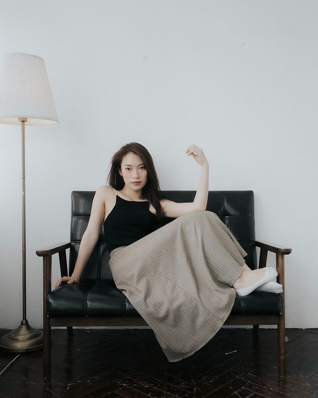 Không chỉ là item giúp ‘hack dáng’, chân váy midi còn là biểu tượng của phong cách nữ tính. Khánh Vy thùy mị trong chân váy dài kèm họa tiết kẻ caro nhưng cũng khéo để lộ ra xương quai xanh quyến rũ với áo hai dây thiết kế đơn giản.