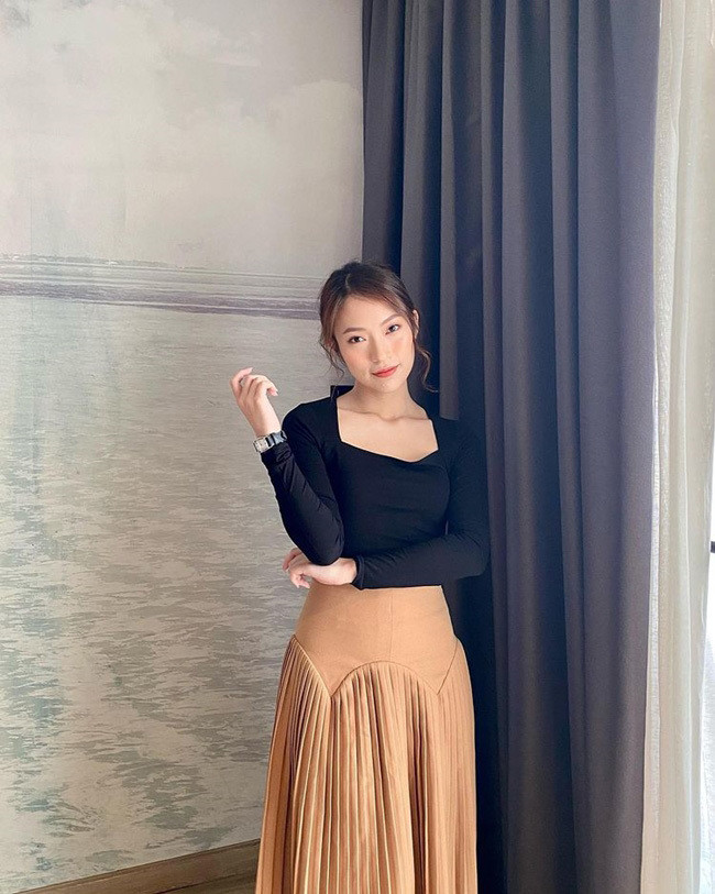 Yêu chuộng phong cách thanh lịch, Khánh Vy thường xuyên lăng xê mẫu chân váy midi với kiểu dáng khác nhau. Khi diện chân váy xếp ly dài, cô nàng khéo phối cùng áo dáng bó chất liệu mềm mại để tôn lên dáng vẻ thướt tha.