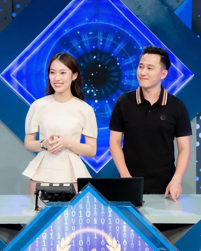  MC Khánh Vy tao nhã và tự tin trong những chiếc áo trắng basic khi làm việc tại trường quay.