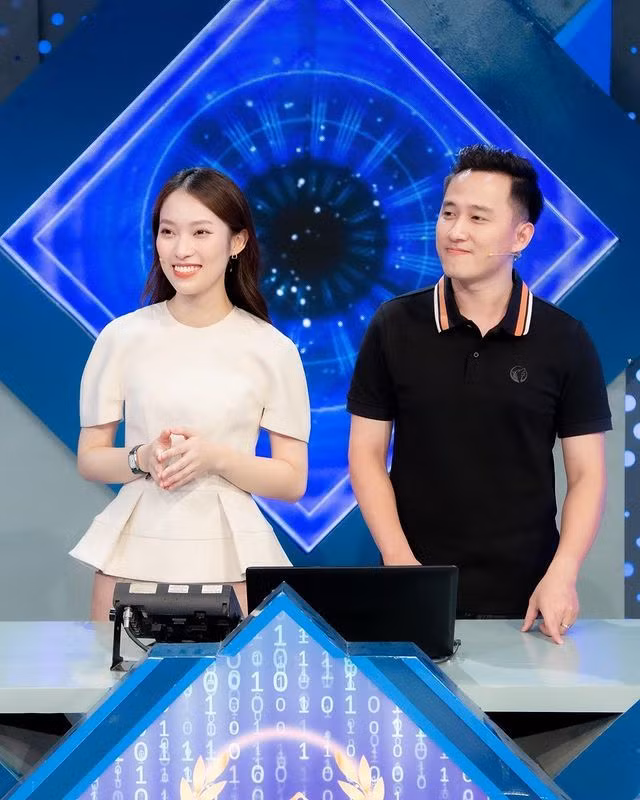  MC Khánh Vy tao nhã và tự tin trong những chiếc áo trắng basic khi làm việc tại trường quay.