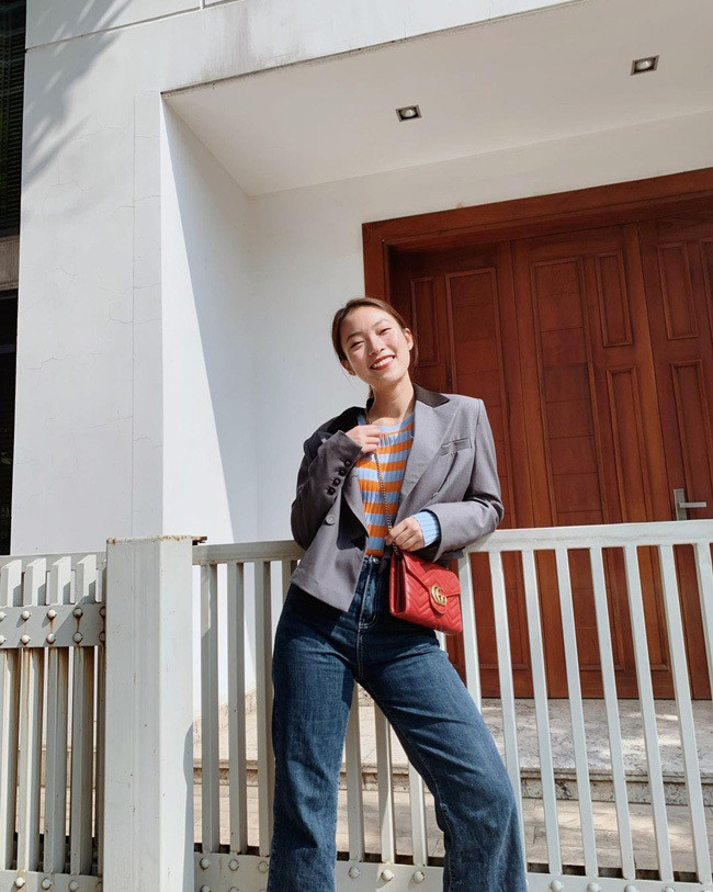 Thanh lịch mà trẻ trung, ‘Hotgirl 7 thứ tiếng’ mix and match áo vest màu ghi, quần jeans và áo len tăm màu sắc tươi sáng.