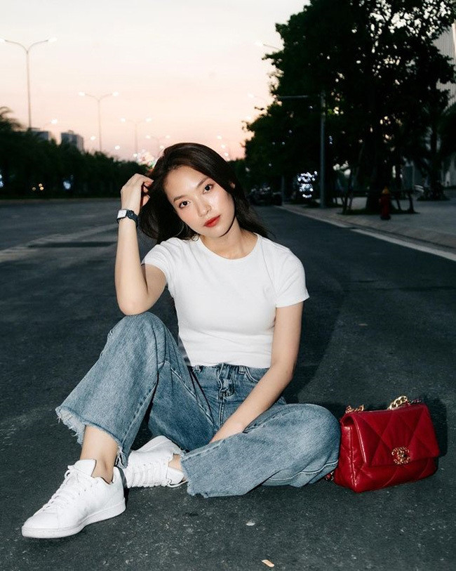 Cô nàng năng động và tươi tắn khi diện cùng chiếc áo phông đơn giản....