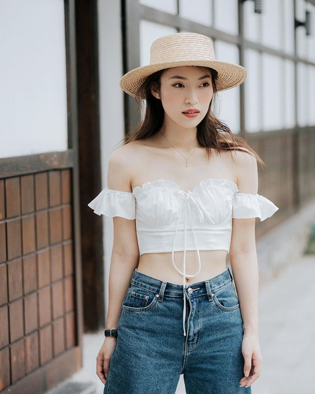 Trong một bức ảnh khác, Khánh Vy lại khoe vòng eo con kiến khi kết hợp áo croptop trễ vai cùng quần jeans, không quên pha trộn thêm chút màu sắc vintage với mũ kiểu booter ‘trendy’.