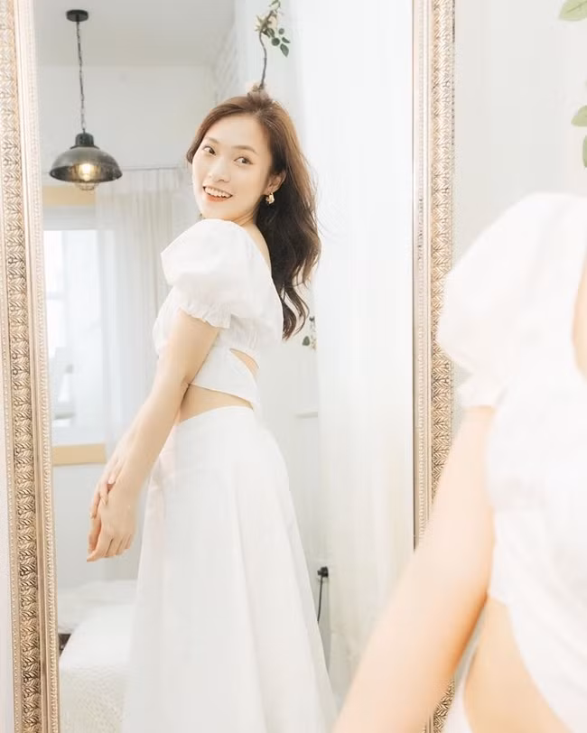 Nữ MC gây xao xuyến trong set đồ white-on-white duyên dáng. Chiếc áo tay bồng cánh sen với chi tiết cut-out khéo léo toát lên vẻ dịu dàng của người đẹp sinh năm 1999. Cô nàng còn tinh tế mix với chân váy dài cùng tông make-up nhẹ nhàng đưa tổng thể bộ trang phục trở nên nhẹ nhàng và nữ tính.