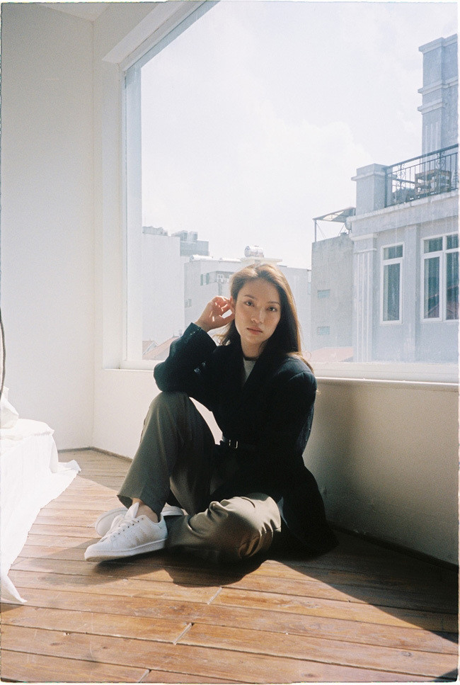 Khánh Vy cá tính khi diện set đồ blazer phối cùng quần âu. Nữ MC không quên nhấn nhá thêm đai thắt lưng ton-sur-ton để tăng thêm nét thời thượng. Một đôi giày trắng tinh giản cũng chính là điểm cộng cho sự tinh tế trong cách phối đồ của cô nàng.