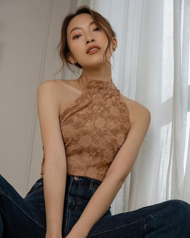 Chân váy midi và quần jeans chính là bí quyết giúp Khánh Vy che đậy những điểm chưa được hoàn hảo của đôi chân. Nếu như cô nàng xinh đẹp và duyên dáng bên những tà váy, thì với kiểu mẫu quần jeans đơn giản Khánh Vy lại biến tấu thành nhiều phong cách khác nhau.