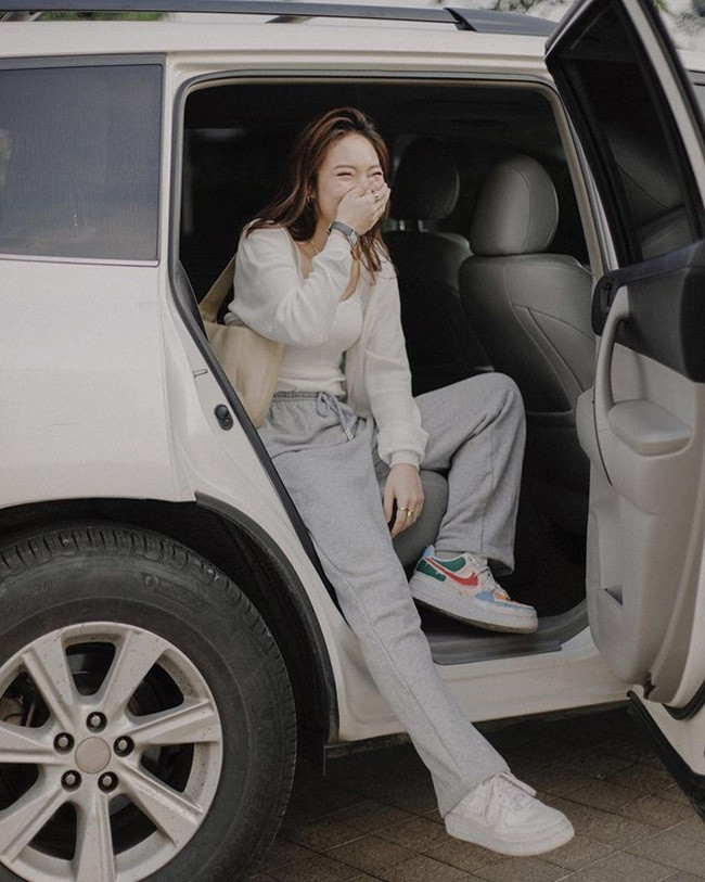 Khánh Vy chào đón cái se lạnh của mùa thu Hà Nội với hot-item cardigan mỏng nhẹ. Cô nàng mix cùng quần thể thao và sneakers năng động. Một gợi ý phối đồ hay ho cho các quý cô khi thời tiết đang dần chuyển mình.