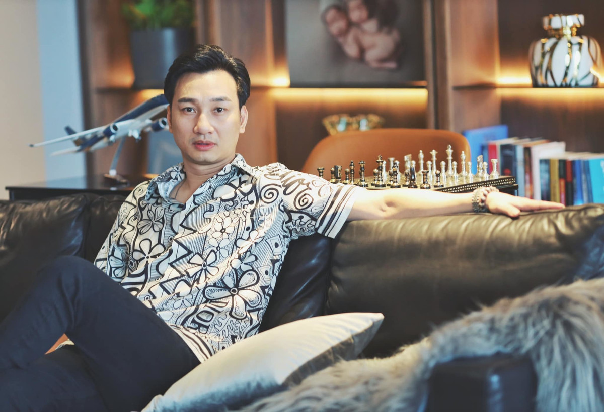 MC Thành Trung khoe góc đọc sách trong nhà.