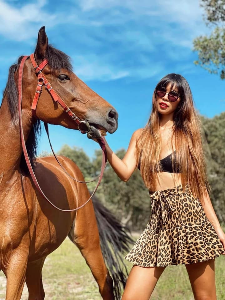 Sao Việt hôm nay 5/10: Siêu mẫu Hà Anh kể lại chuyện ngày nhỏ cô từng là nạn nhân của việc miệt thị ngoại hình vì quá cao và đen.