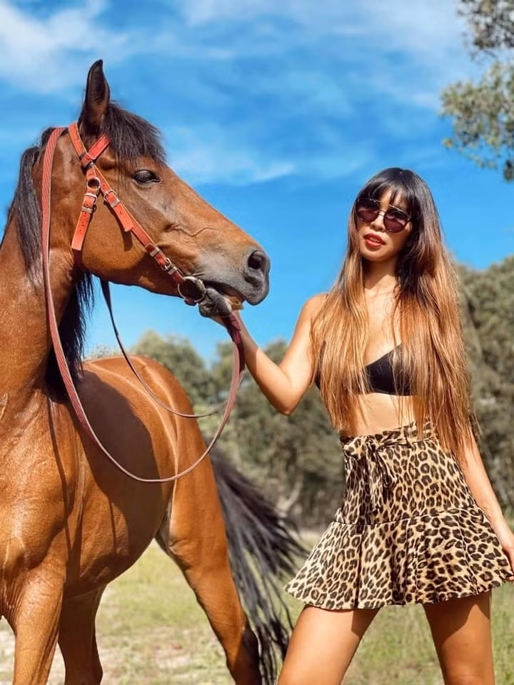 Sao Việt hôm nay 5/10: Siêu mẫu Hà Anh kể lại chuyện ngày nhỏ cô từng là nạn nhân của việc miệt thị ngoại hình vì quá cao và đen.