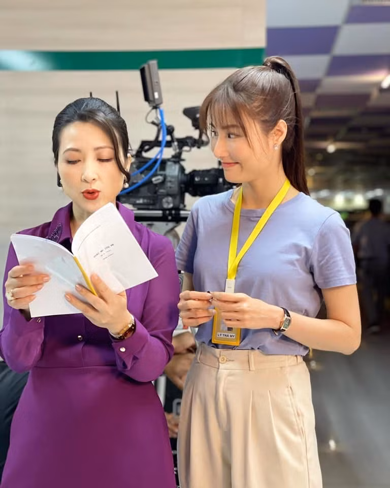 Diễn viên Diễm My 9X đăng ảnh nhớ đoàn phim, muốn quay trở lại làm việc bình thường sau chuỗi ngày dài ở nhà vì dịch bệnh.