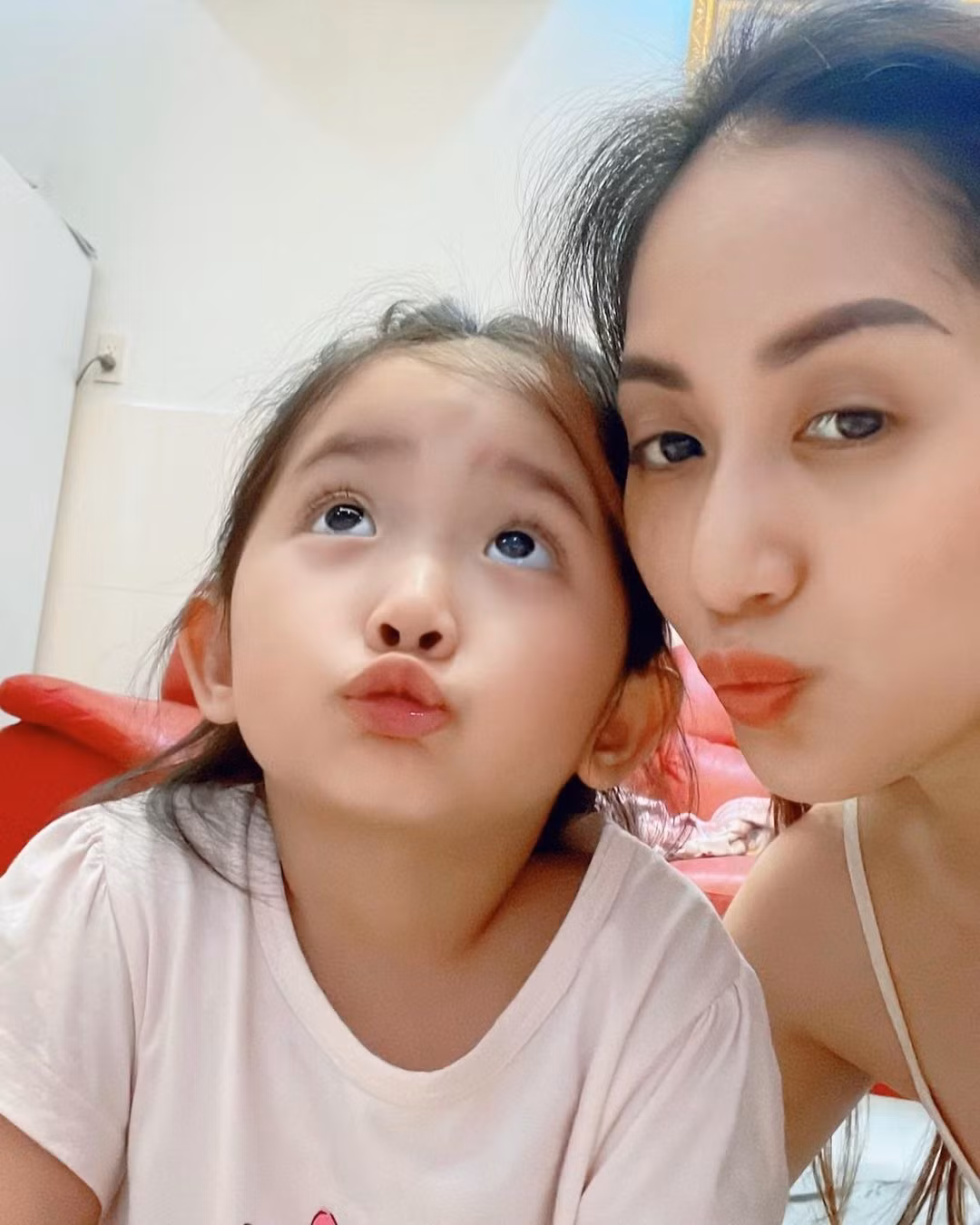 Khánh Thi đăng ảnh selfie đáng yêu cùng con gái.