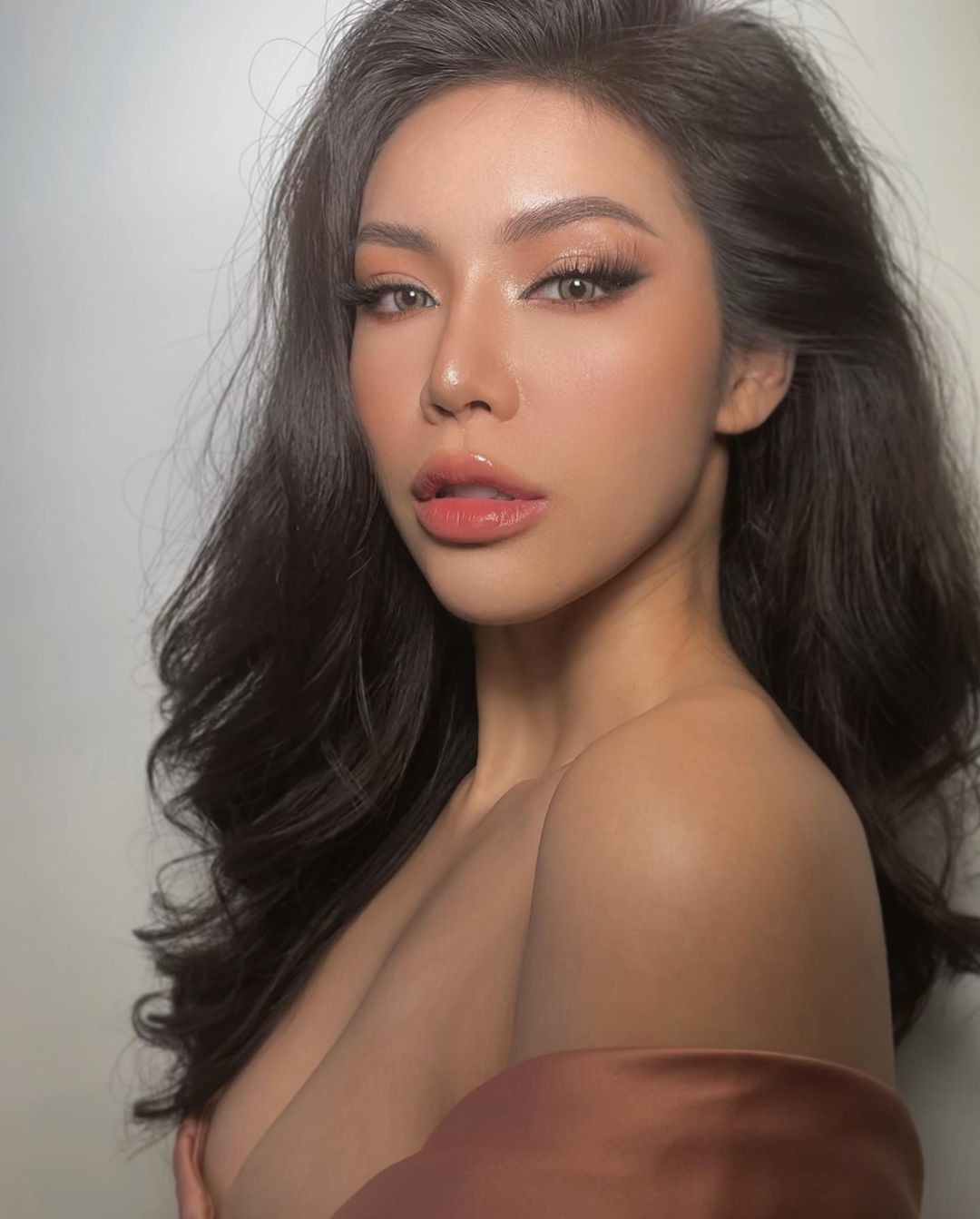 Minh Tú khoe vòng một căng đầy lấp ló.