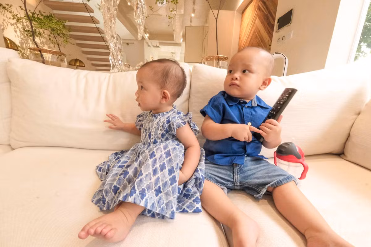 Hồ Ngọc Hà đăng ảnh đánh dấu 2 con sinh đôi tròn 11 tháng tuổi.