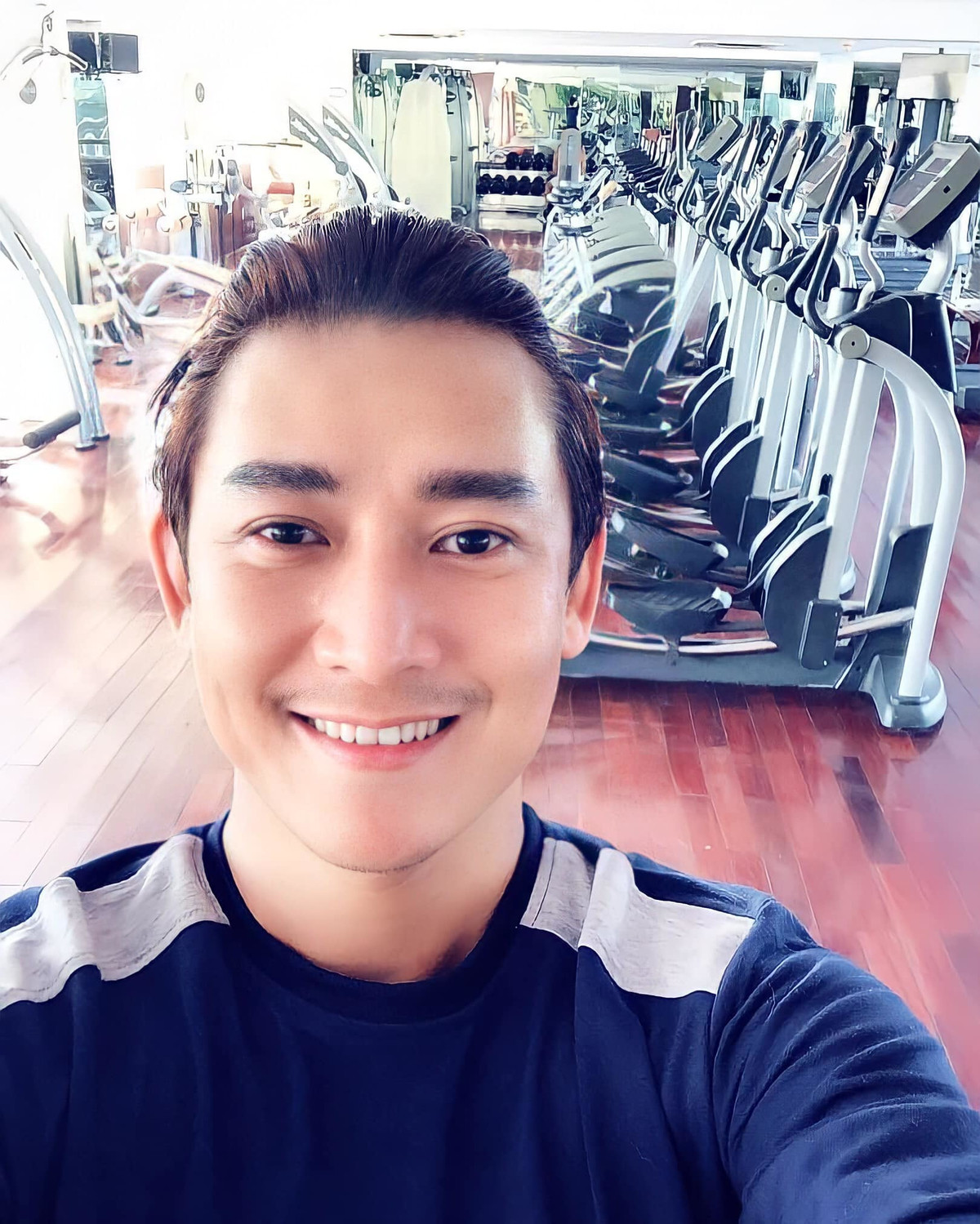 Hứa Vĩ Văn tranh thủ đi tập gym sau chuỗi ngày dài ở nhà.