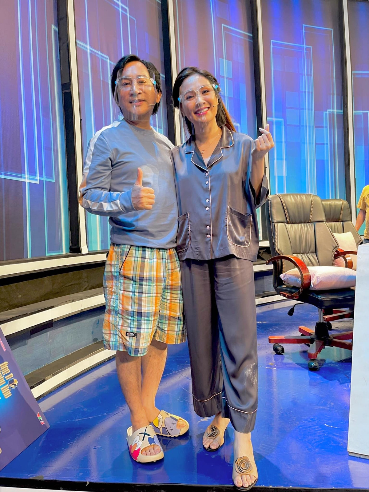 Nghệ sĩ Kim Tử Long mặc quần đùi đi dép lê selfie cùng Thanh Thúy.