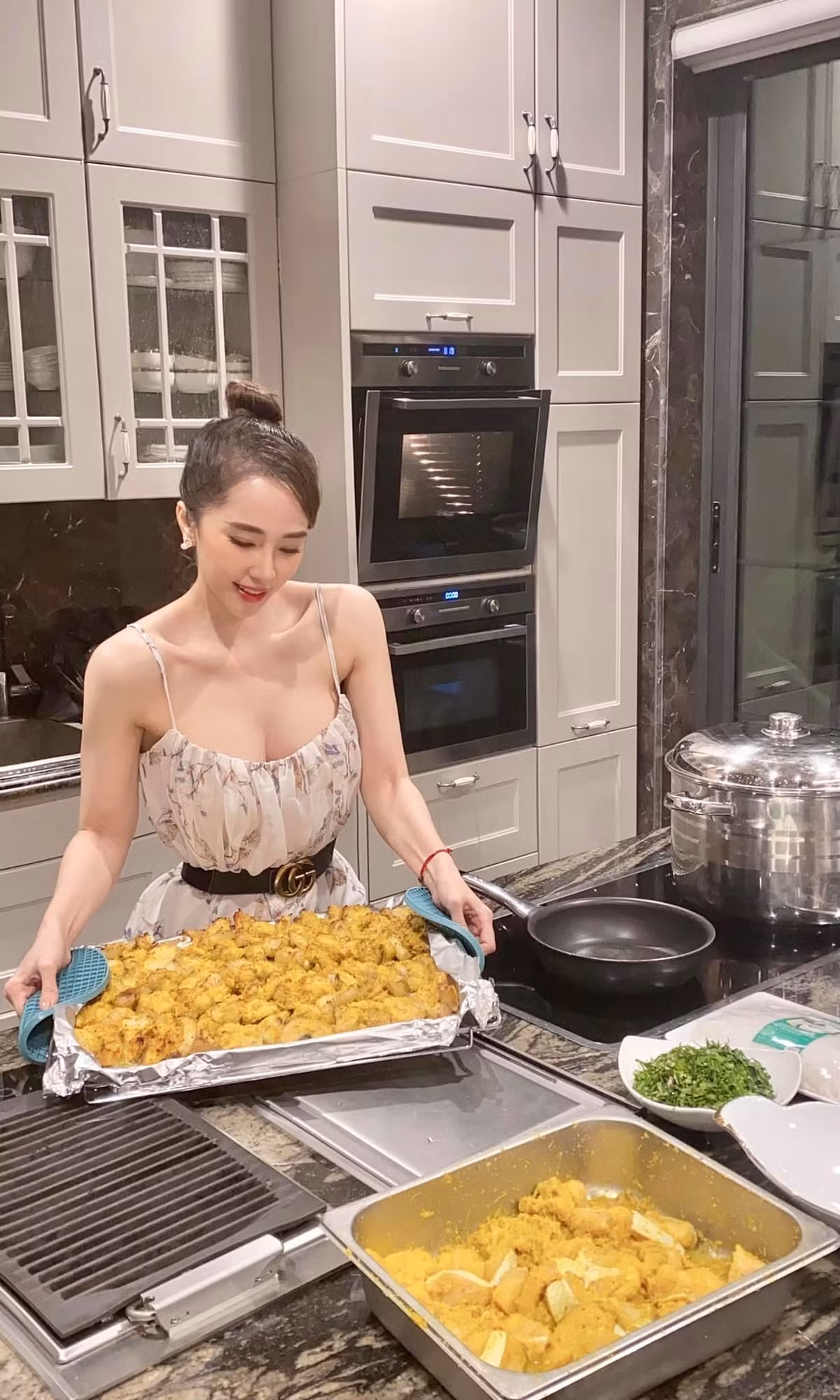  Diễn viên Quỳnh Nga đăng ảnh vào bếp và thả thính: "Anh muốn ăn gì nào...".