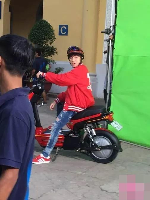 Lần khác, anh bị bắt gặp trong lúc đang quay quảng cáo tại một trường đại học. Dù sở hữu gương mặt điển trai chết người nhưng dường như chiều cao của giọng ca "Lạc Trôi" lại khá khiêm tốn.