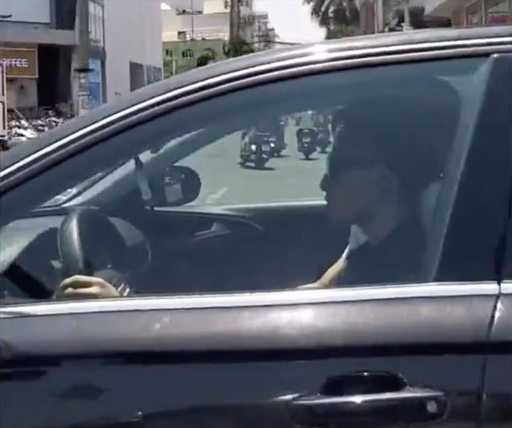 Fan đi đường vô tình chụp lại góc nghiêng "cực phẩm" với sống mũi cao được cho chính là Sơn Tùng khi đang lái xe.