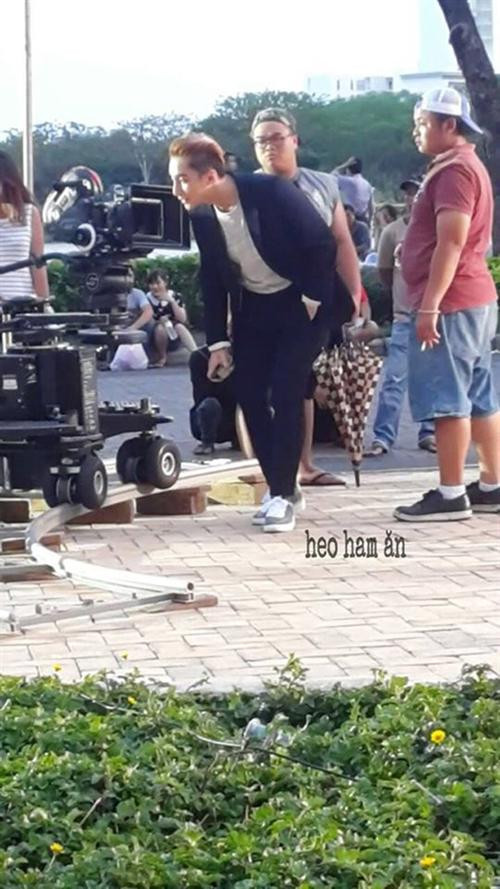 Hình ảnh do fan chụp từ hậu trường một MV của Sơn Tùng được tung lên mạng. Nam ca sĩ vui vẻ, nhí nhố dù đang rất bận rộn quay MV mới.