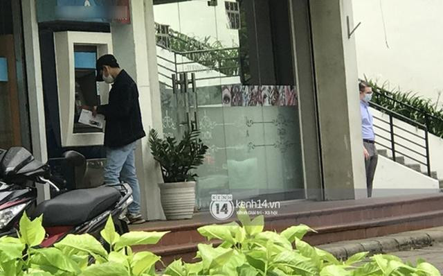 Trong clip được quay, Sơn Tùng đang vào rút tiền ở cây ATM. Một số fan được phen giật mình, hóa ra ngôi sao hạng A như anh chàng cũng có thói quen như người bình thường, dùng tiền mặt chứ chẳng phải chỉ “quẹt quẹt” như trong phim. Dù bịt khẩu trang kín mít, đội mũ lưỡi trai nhưng cũng không khó để nhận ra dáng người của Sơn Tùng.