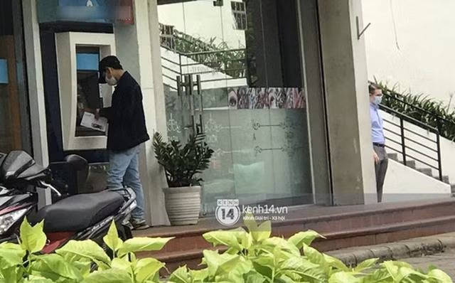 Trong clip được quay, Sơn Tùng đang vào rút tiền ở cây ATM. Một số fan được phen giật mình, hóa ra ngôi sao hạng A như anh chàng cũng có thói quen như người bình thường, dùng tiền mặt chứ chẳng phải chỉ “quẹt quẹt” như trong phim. Dù bịt khẩu trang kín mít, đội mũ lưỡi trai nhưng cũng không khó để nhận ra dáng người của Sơn Tùng.