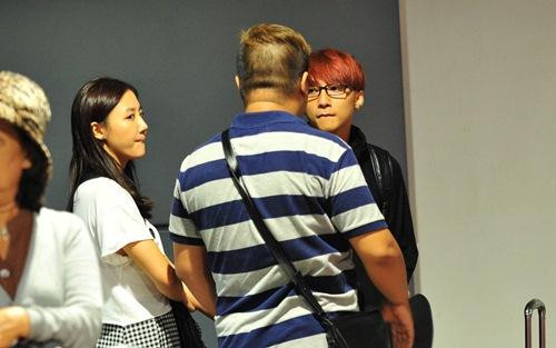 Sơn Tùng với visual như idol Hàn Quốc bị chụp trộm khi đi cùng Văn Mai Hương tại sân bay.