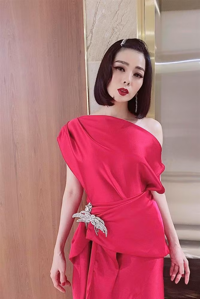 Sự thay đổi lớn trong gu thời trang của Lệ Quyên diễn ra mạnh mẽ kể từ khi bên tình trẻ.