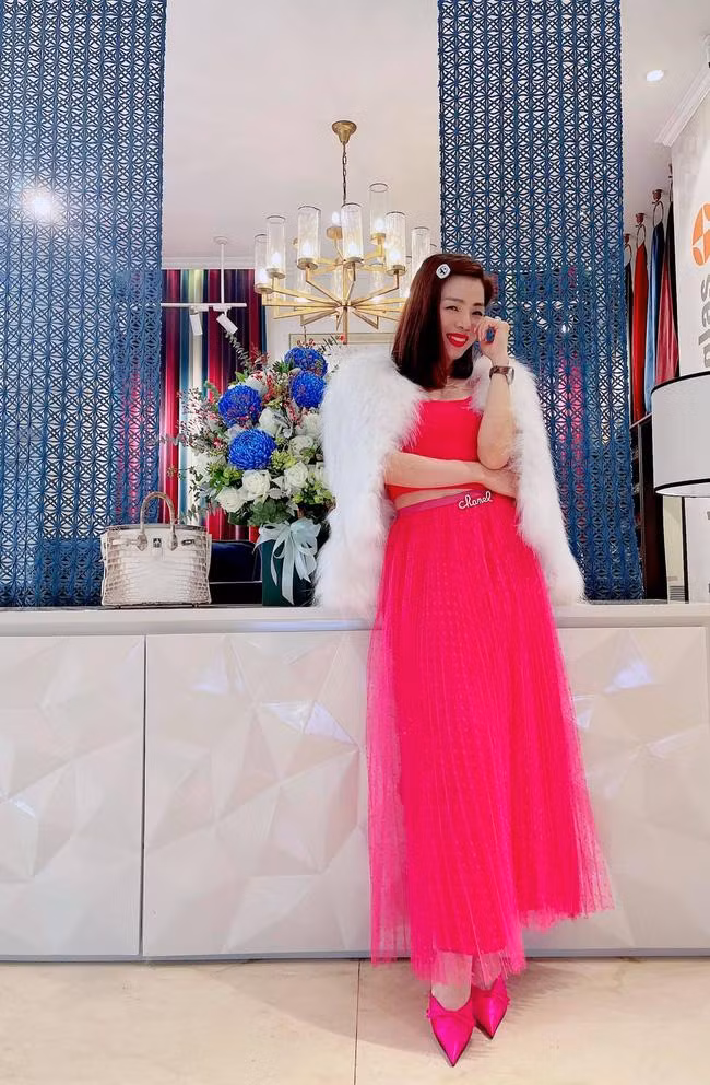 Mới đây, dân tình thấy Lệ Quyên ăn diện với nguyên cây hồng chói như cô gái mới độ xuân thì. Nữ ca sĩ mặc đầm công chúa màu hồng, áo hở rốn màu hồng, giày đã hồng và đôi má, bờ môi cũng "hồng thật hồng" cho đủ bộ. Diện mạo sặc màu hồng của Lệ Quyên khiến nhiều người cảm thấy "ngợp".