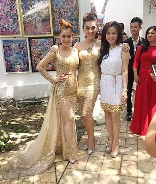 Khánh Thi chọn đồ không phù hợp khi dự đám cưới của MC Thanh Bạch. Bộ váy đuôi cá quét đất, đắp xuyên thấu gợi cảm "lạc quẻ" với không gian hôn lễ ở quê.