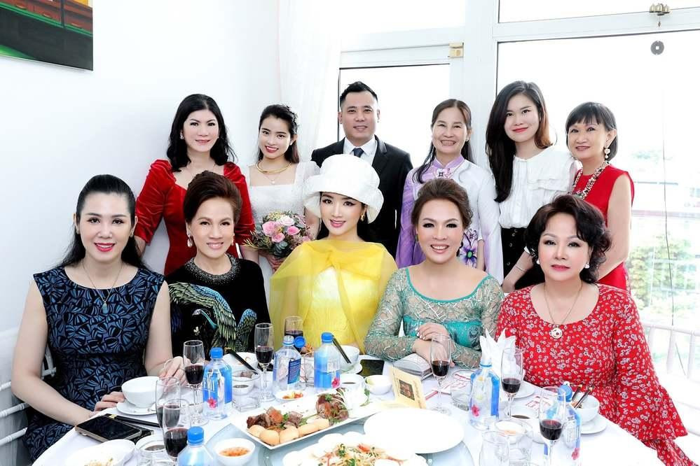 Chắc không một ai để ý đến cô dâu chú rể đứng hàng 2 và mẹ chồng đang ngồi sát Giáng My.