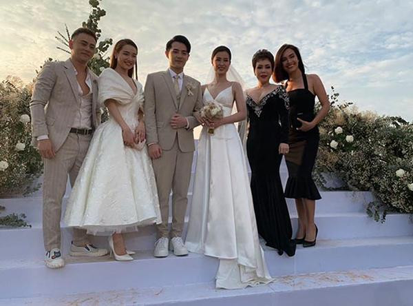 Trước Diễm My, nhiều mỹ nhân Việt cũng bị mất điểm trầm trọng vì tranh tâm điểm của cô dâu chú rể. Dự đám cưới của Đông Nhi - Ông Cao Thắng, diễn viên hài Việt Hương mặc đồ đen đúng dress code mà cô dâu chú rể đưa ra. Tuy nhiên thiết kế o ép vòng một, đi kèm kiểu dáng đuôi cá dài chấm đất khiến Việt Hương bị nhiều người chỉ trích là "làm quá", không phù hợp với không gian đám cưới ở bãi biển.