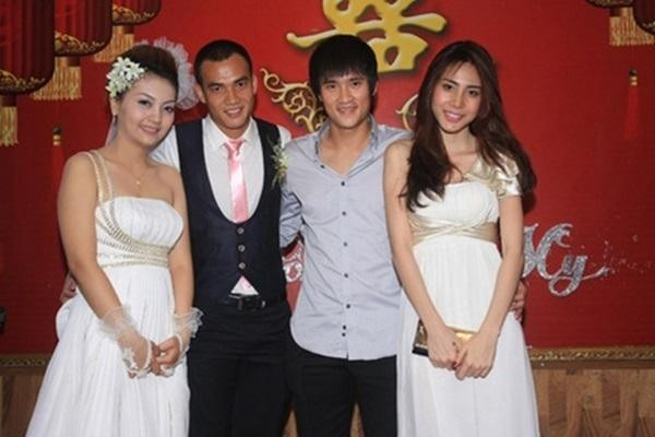 Công Vinh mặc xuề xòa đi đám cưới bạn. Tuy nhiên bà xã Thủy Tiên thì cầu kỳ với váy trắng giống như "chung một lò" với tân nương.