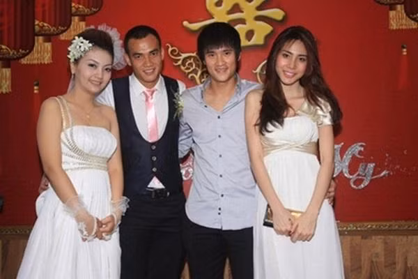 Công Vinh mặc xuề xòa đi đám cưới bạn. Tuy nhiên bà xã Thủy Tiên thì cầu kỳ với váy trắng giống như "chung một lò" với tân nương.