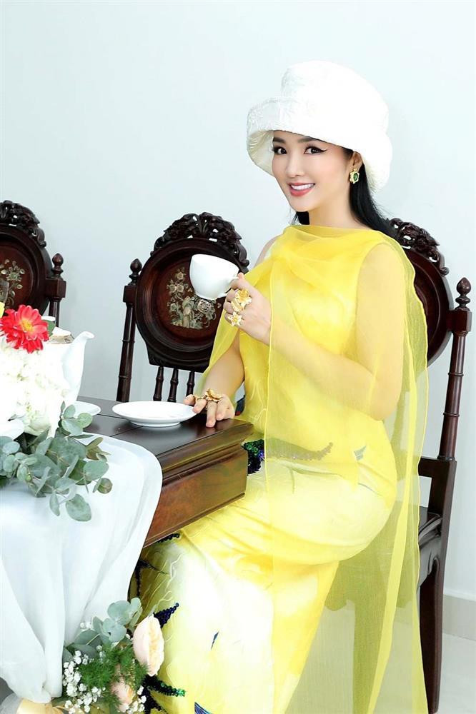 oa hậu Giáng My khoe vẻ đẹp không tuổi trong một chiếc đầm vàng phủ voan nổi bần bật mix cùng chiếc mũ khá to. Ở bất cứ sự kiện nào thì thiết kế này cùng set trang sức vàng nặng trĩu tay này cũng thừa sức biến Giáng My thành tâm điểm của sự chú ý.